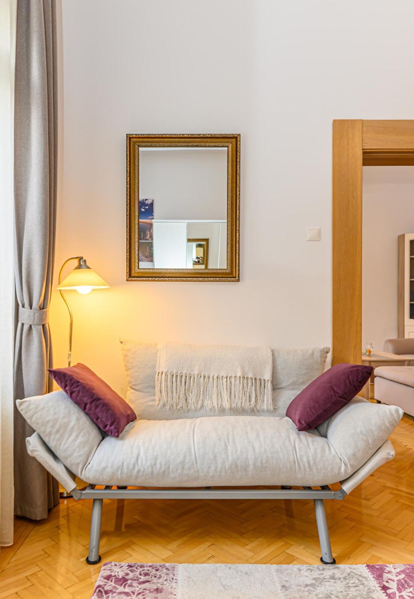 Centrul Vechi - 67sqm - 2min To Counsel Square Apartment